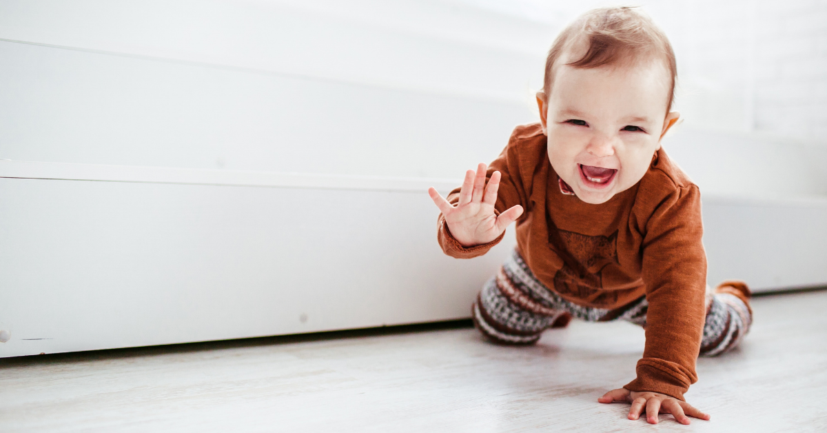 Beba se smeje i puzi